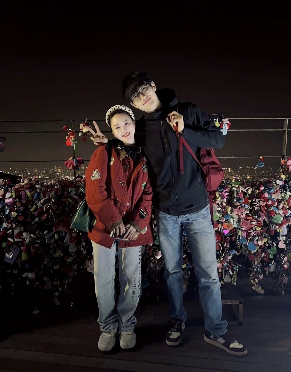 金莎和小男朋友很幸福.