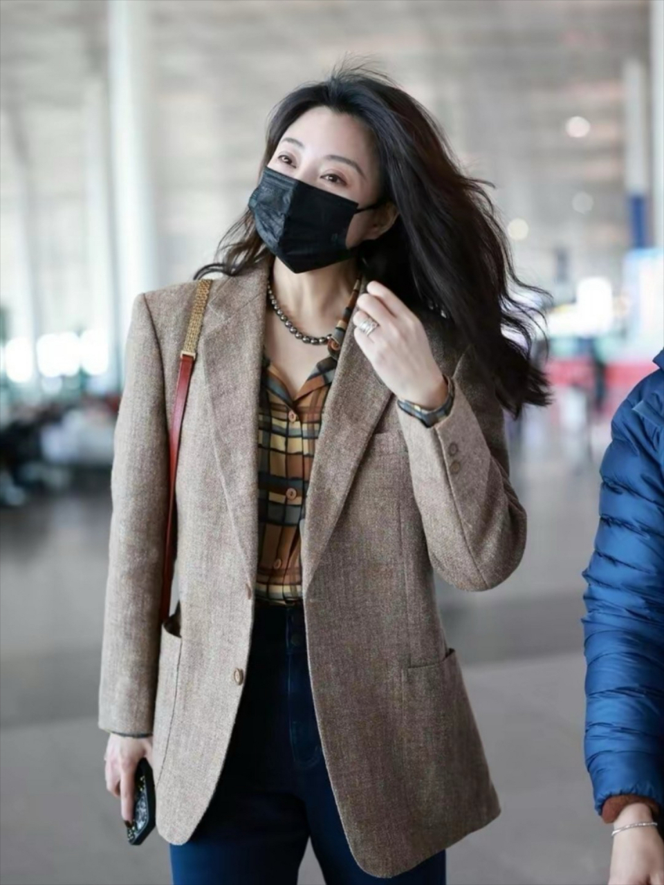 殷桃的机场照,戴着口罩都风情万种,真是爱了爱了.#八卦娱乐明星