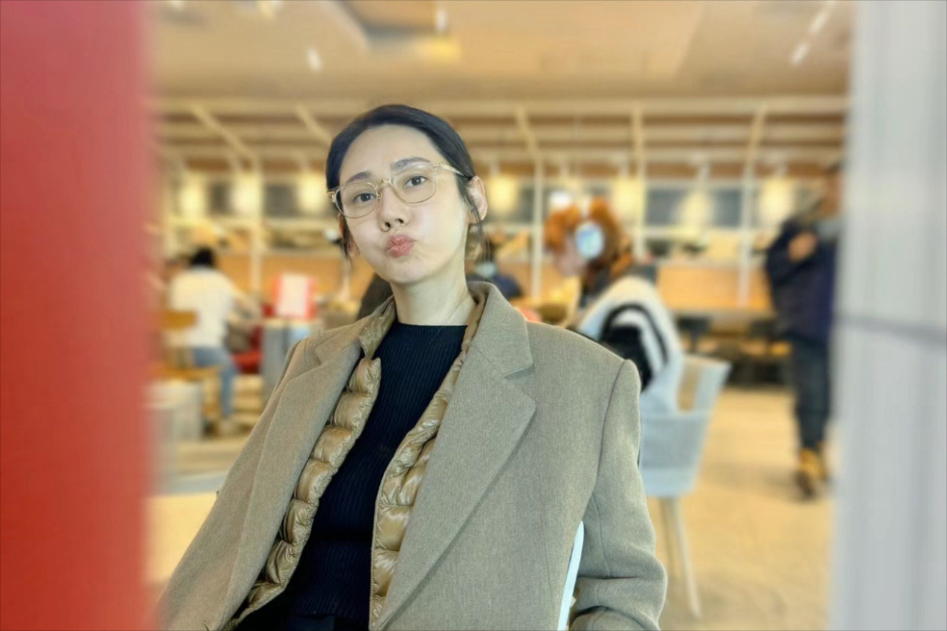 秋瓷炫素颜都这么美,一点也看不出来都45岁了,不过羽绒内搭还是暴露了