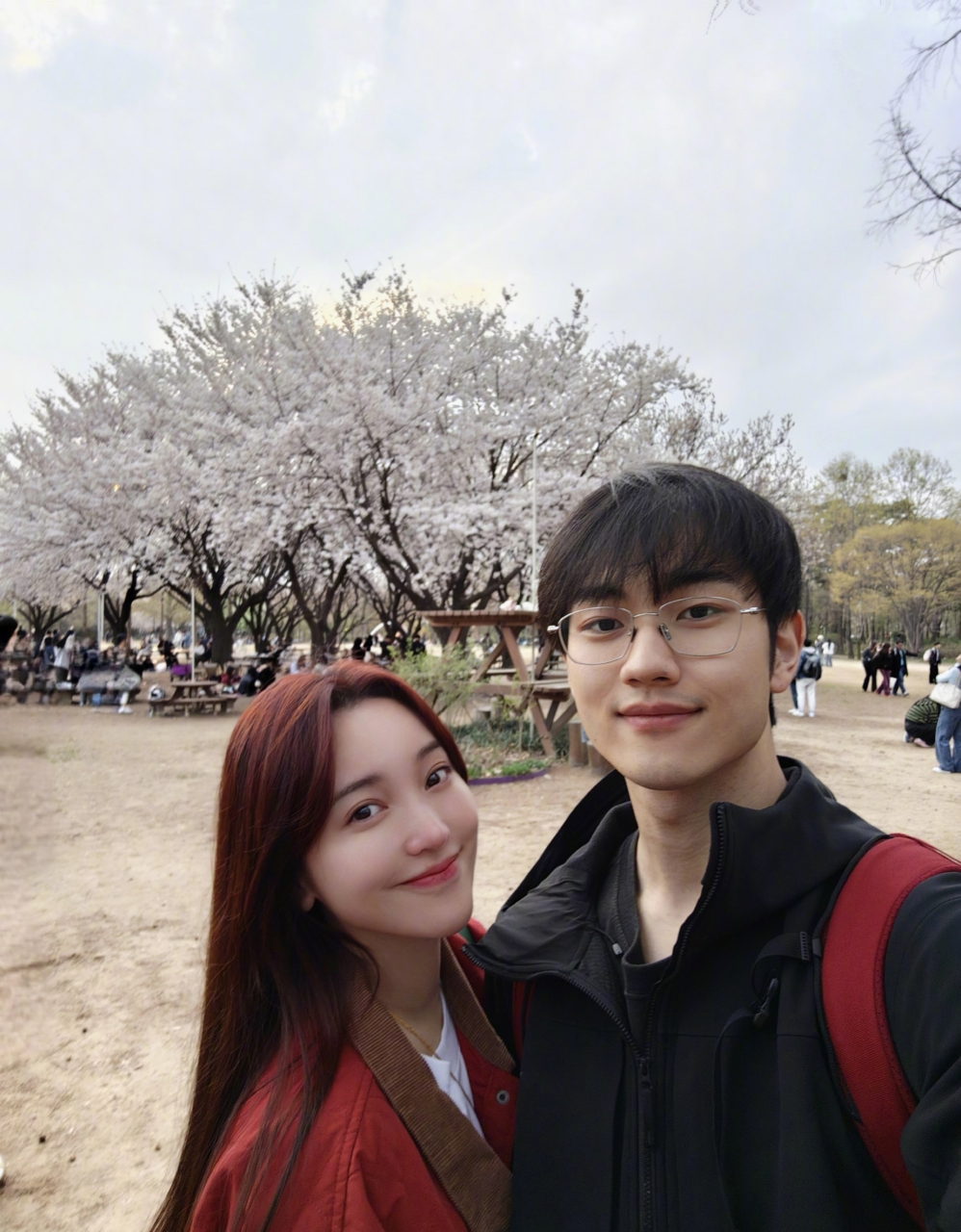 金莎和小男朋友很幸福.