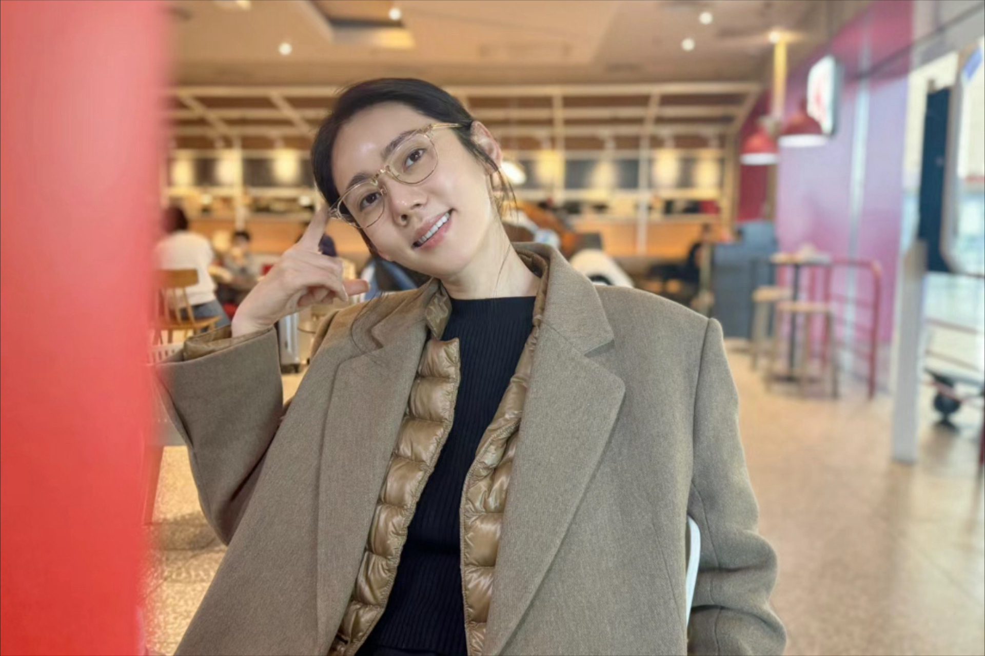 秋瓷炫素颜都这么美,一点也看不出来都45岁了,不过羽绒内搭还是暴露了