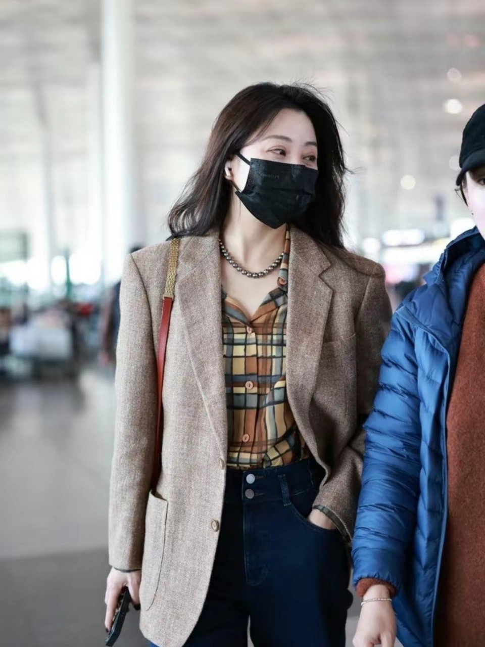 殷桃的机场照,戴着口罩都风情万种,真是爱了爱了.#八卦娱乐明星