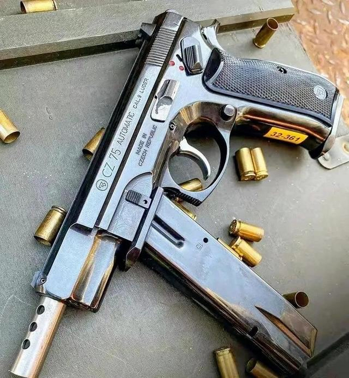 stf-12战术霰弹枪使用12号马格努姆霰弹,枪管长度:280毫米,全枪长度