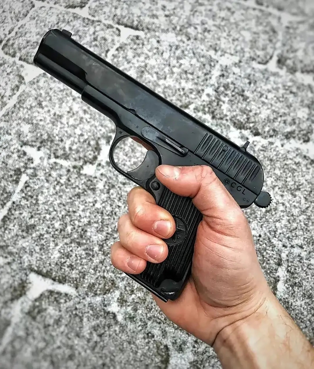 苏联tt33系列手枪,使用7.62x25毫米口径弹药.弹匣容量:8发.