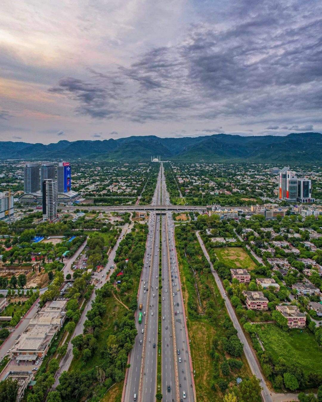 巴基斯坦首都——伊斯兰堡,人口200多万,1961年开始兴建,1965年巴首都