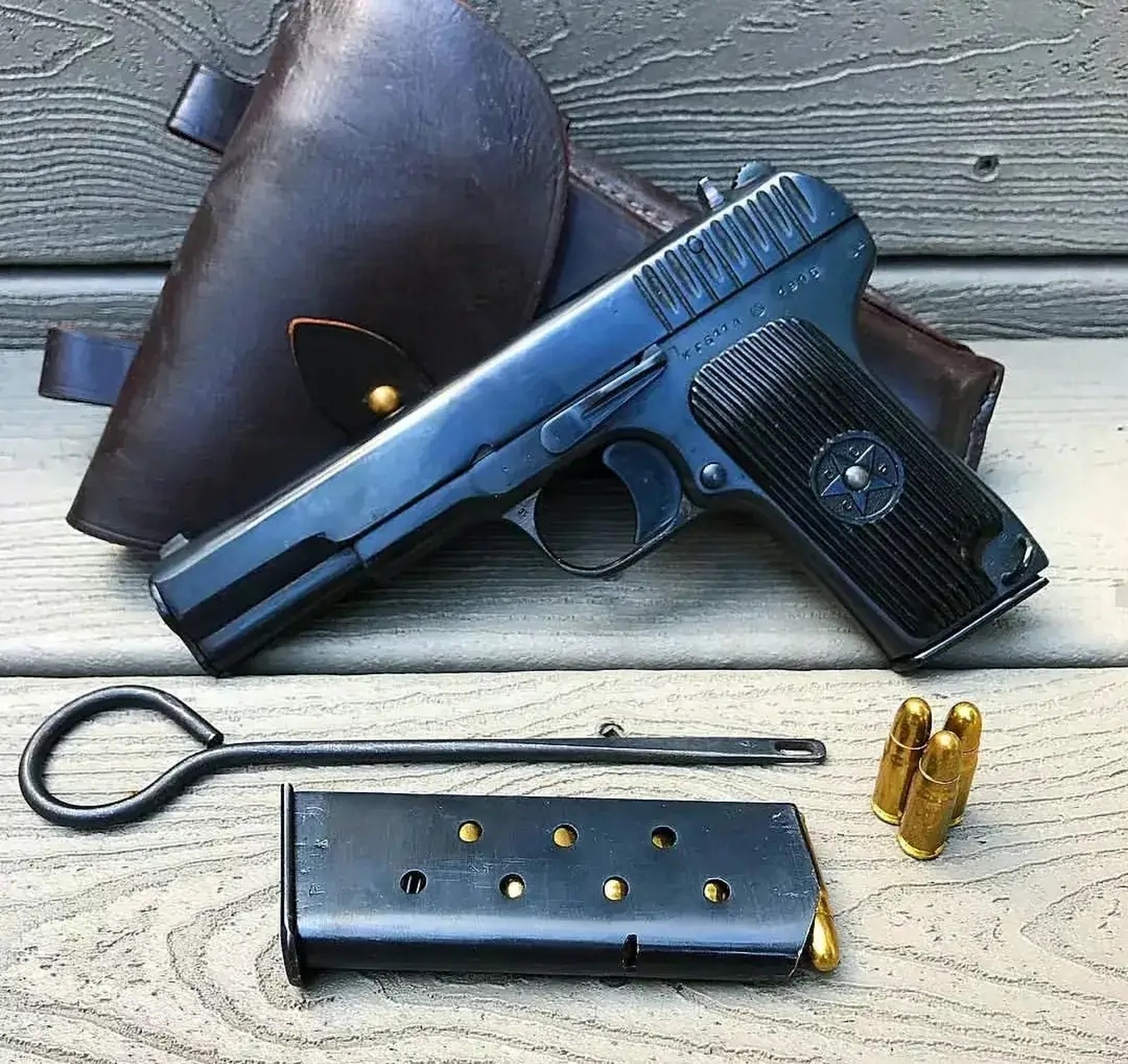 苏联tt33系列手枪,使用7.62x25毫米口径弹药.弹匣容量:8发.