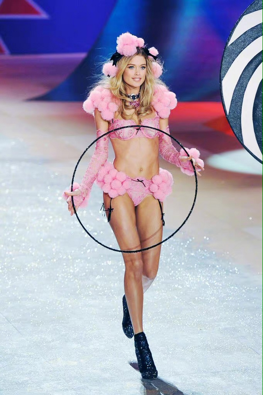 doutzen kroes "刀刀" 2012维密大秀circus马戏团主题,俏皮又性感的