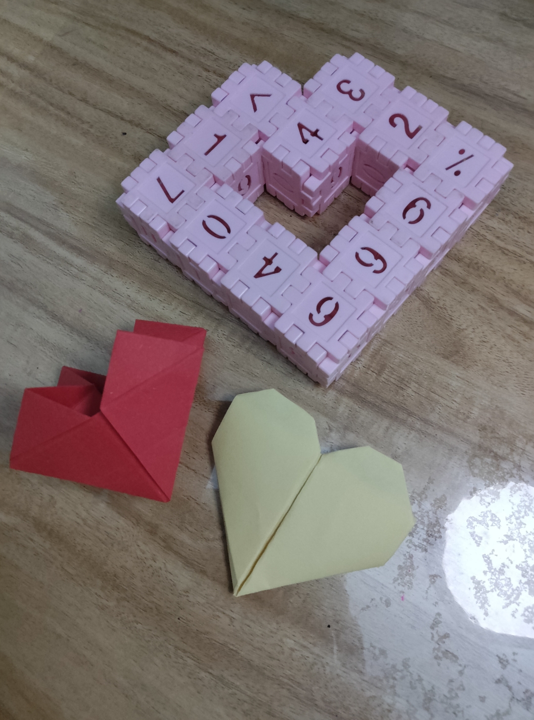 爱心折纸左边是纸折的右边是乐高搭的都是心形哦~ 7月20号就是