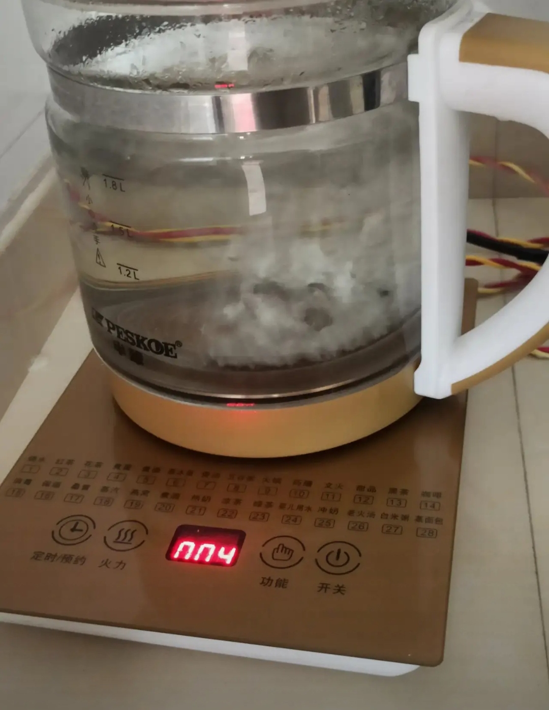 家里的烧水壶坏了,目前用一个养生壶来烧开水喝,它没有自动跳转的,水