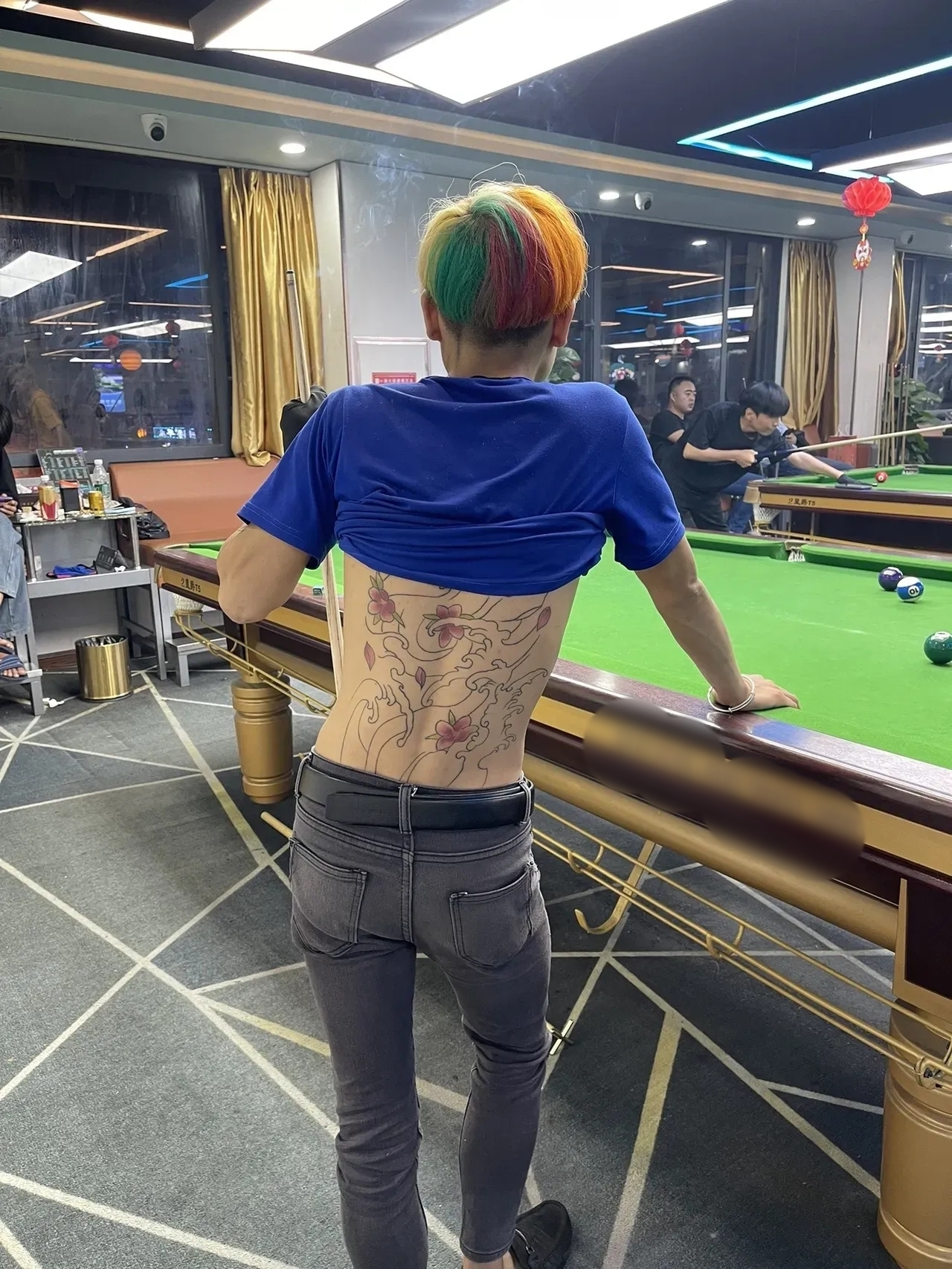 旁边桌有他们在,种情况下,我该需要注意些什么?