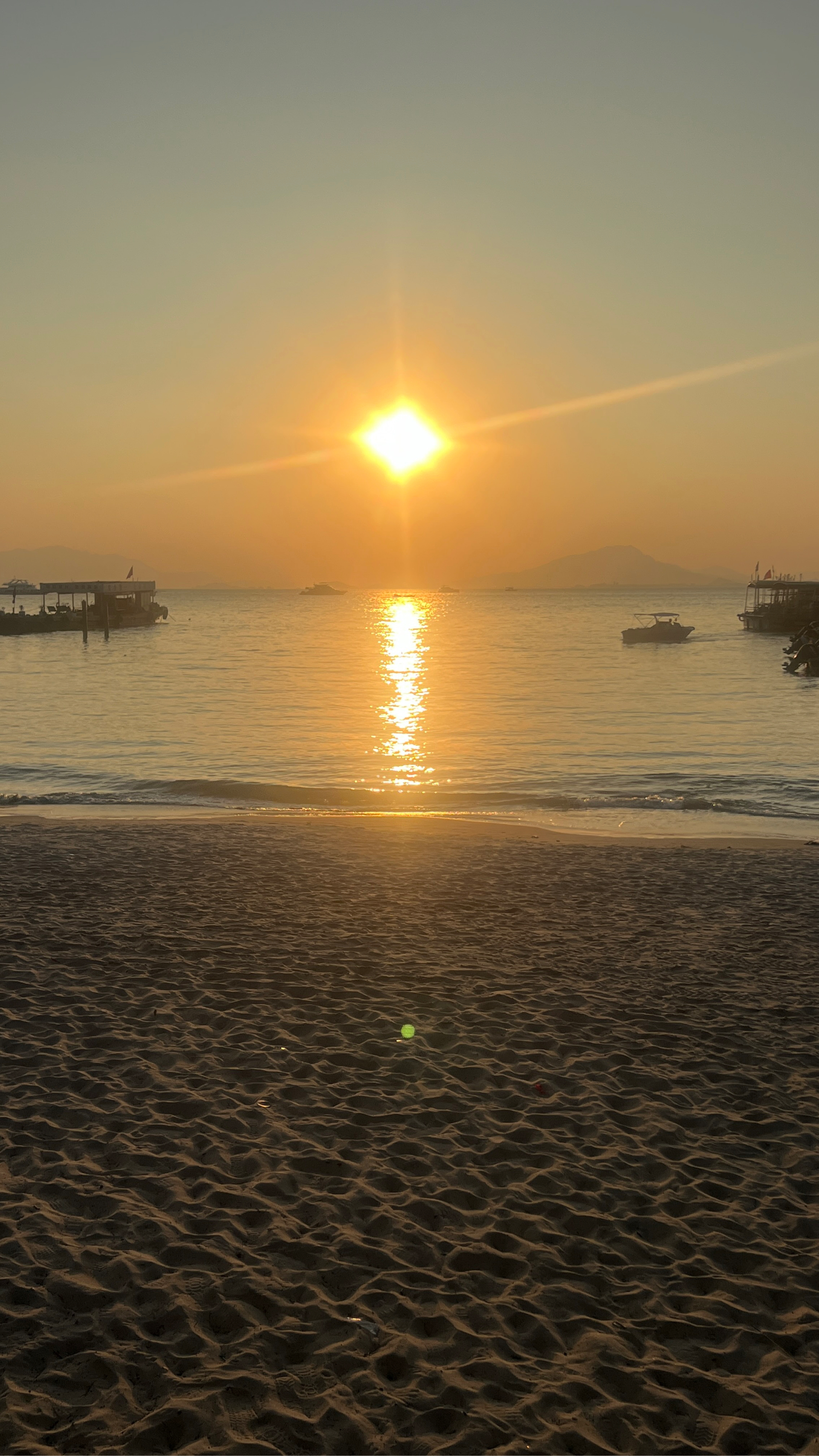 海边的晚霞…   邂逅一场落日  夕阳斜照海浪波