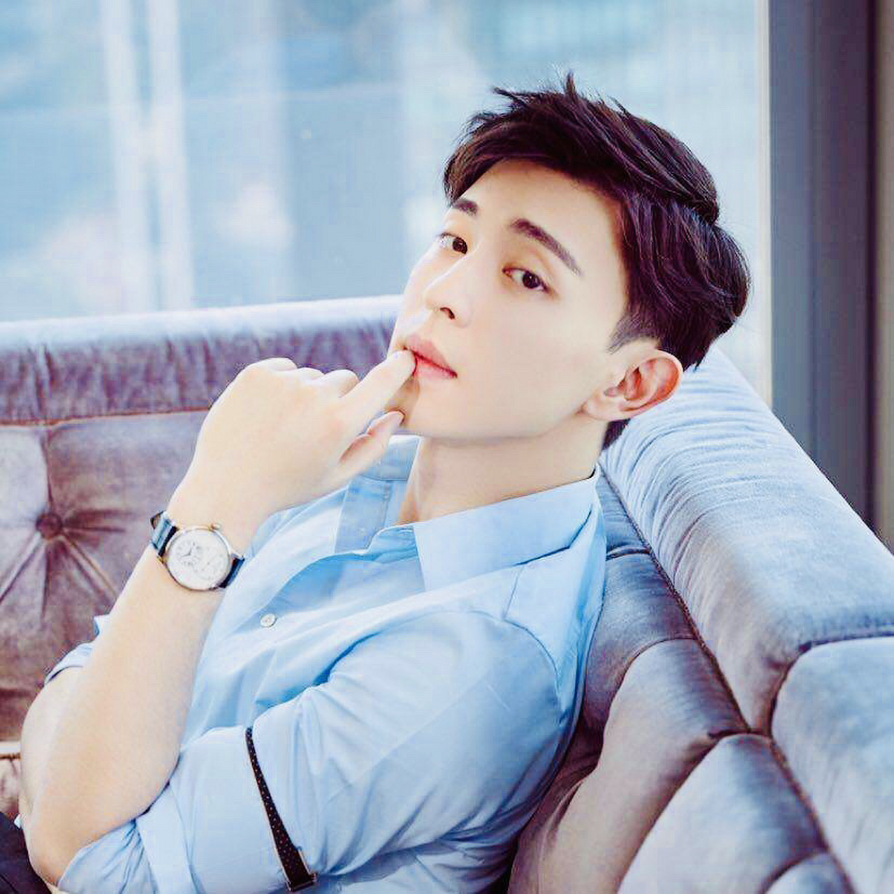 邓伦# 邓伦之前没红的时候,在一部战争片里演配角,记者访谈的时候站 