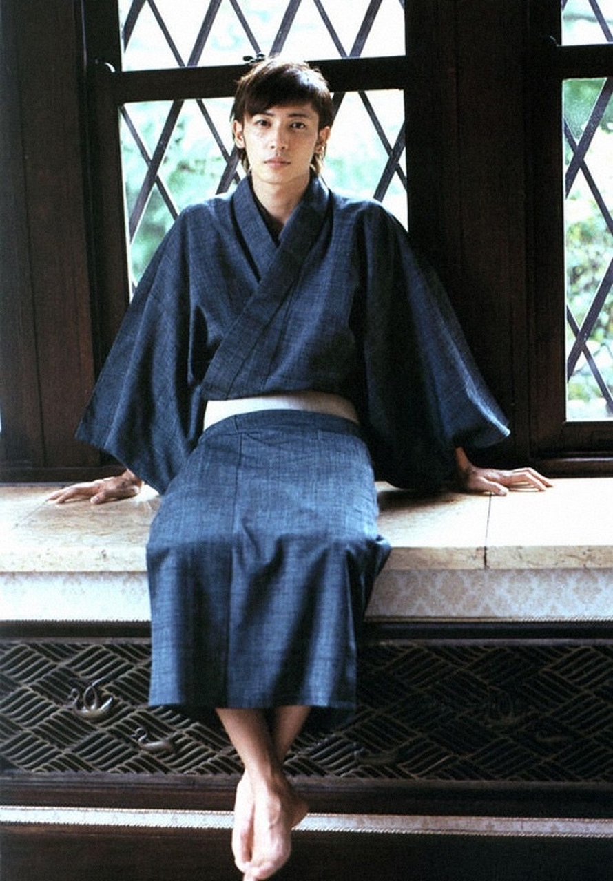 日本当红影,视,歌三栖一线男星玉木宏日系写真#艺术# #写真# #日本