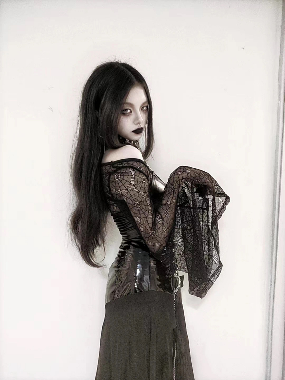 如此漂亮的一个女生为什么要把自己打扮成半人半鬼的模样,晚上出来真