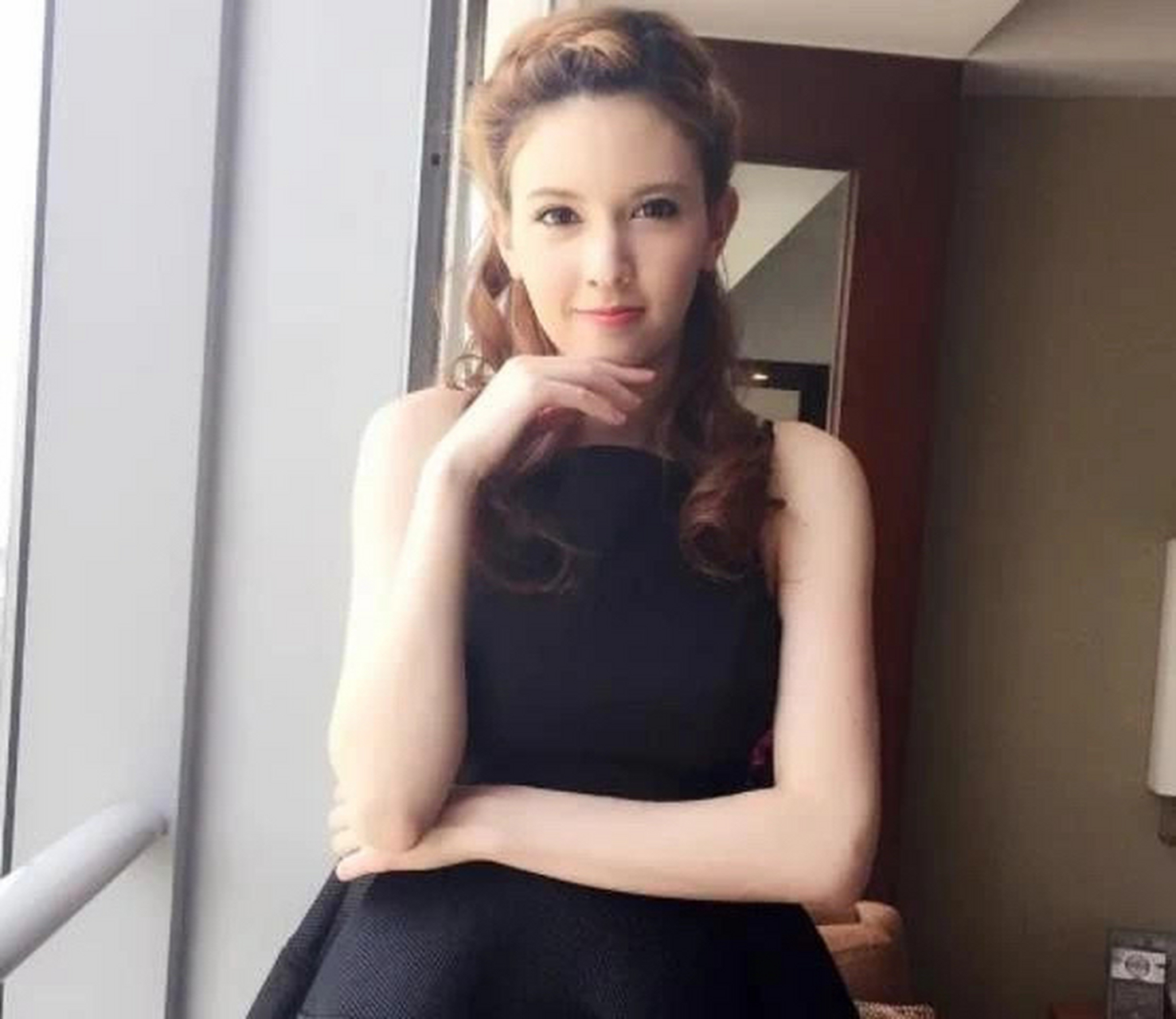 水咲萝拉因在youtube上传各种卖萌的蹲姿自拍照而走红.