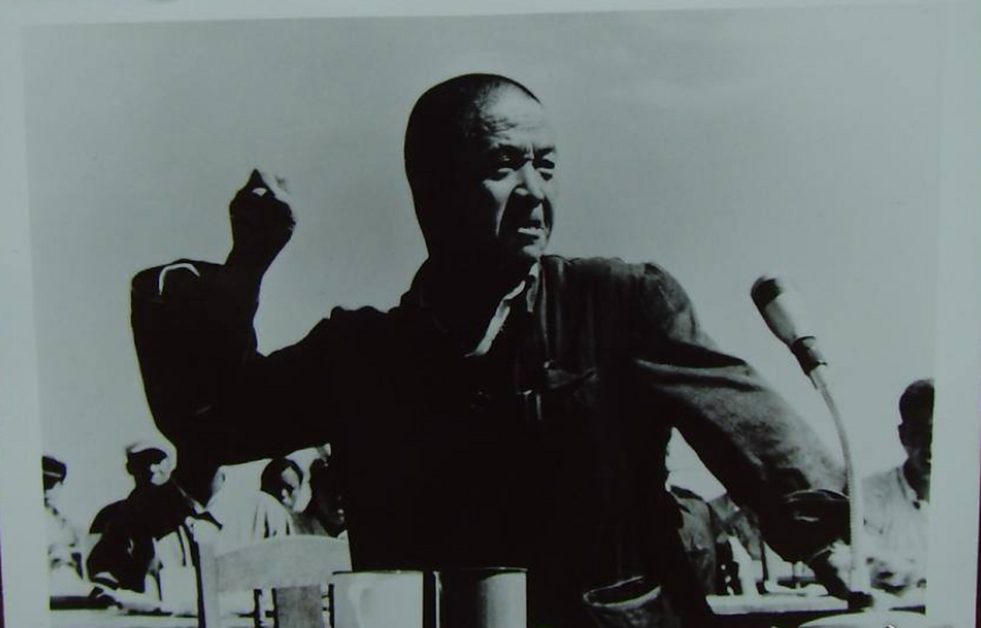 世纪六七十年代,大庆油田的铁人王进喜正在大会上发言.