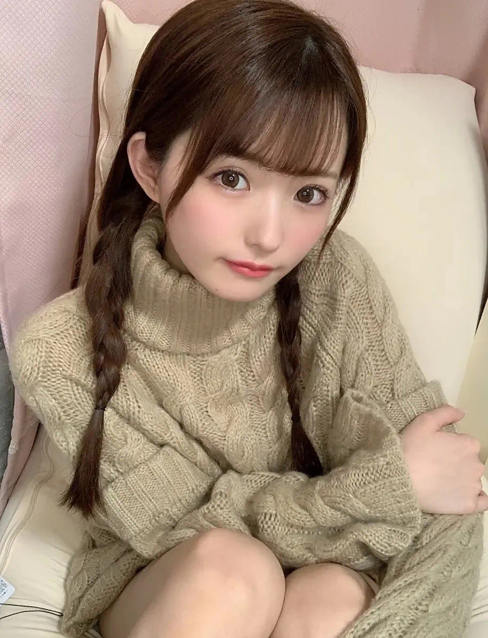 日本清纯系女生乙白沙也加 (乙白さやか),2001出生,皮肤白净,有着一张