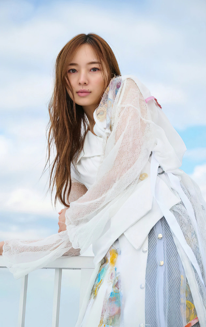 日本美女歌手梅泽美波#日本#   1999年出生于日本神奈川县, 身高170cm