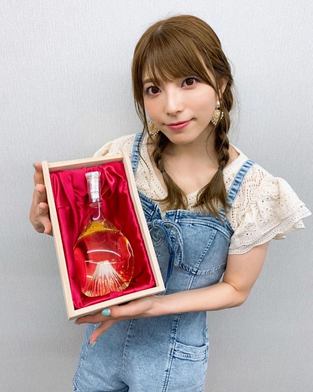 日本暗黑界女神上原亚衣出生于1992年,还在读大学的时候她就被星探