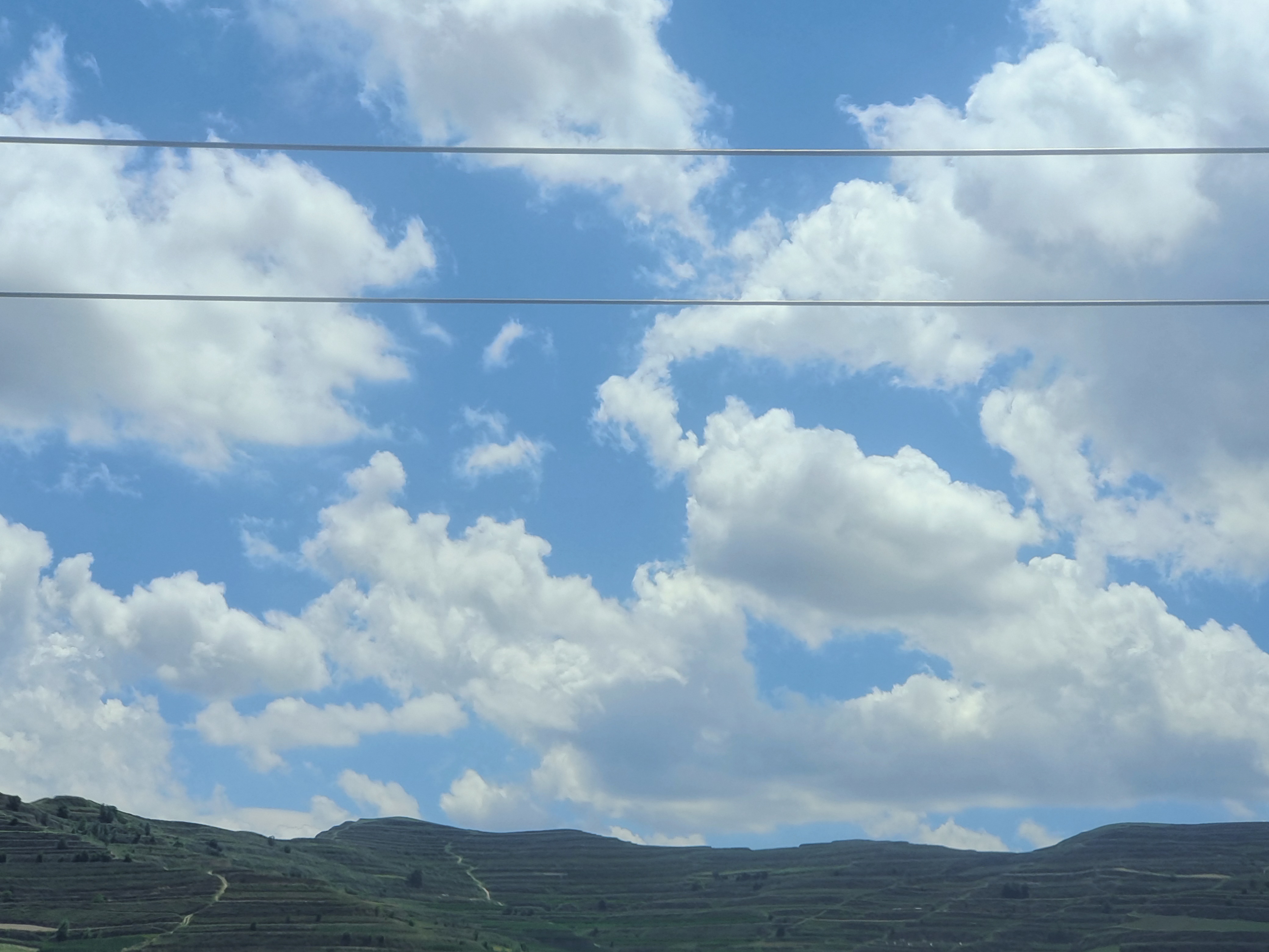 蓝天白云交相辉映,仿佛一幅无边无际的水墨画.