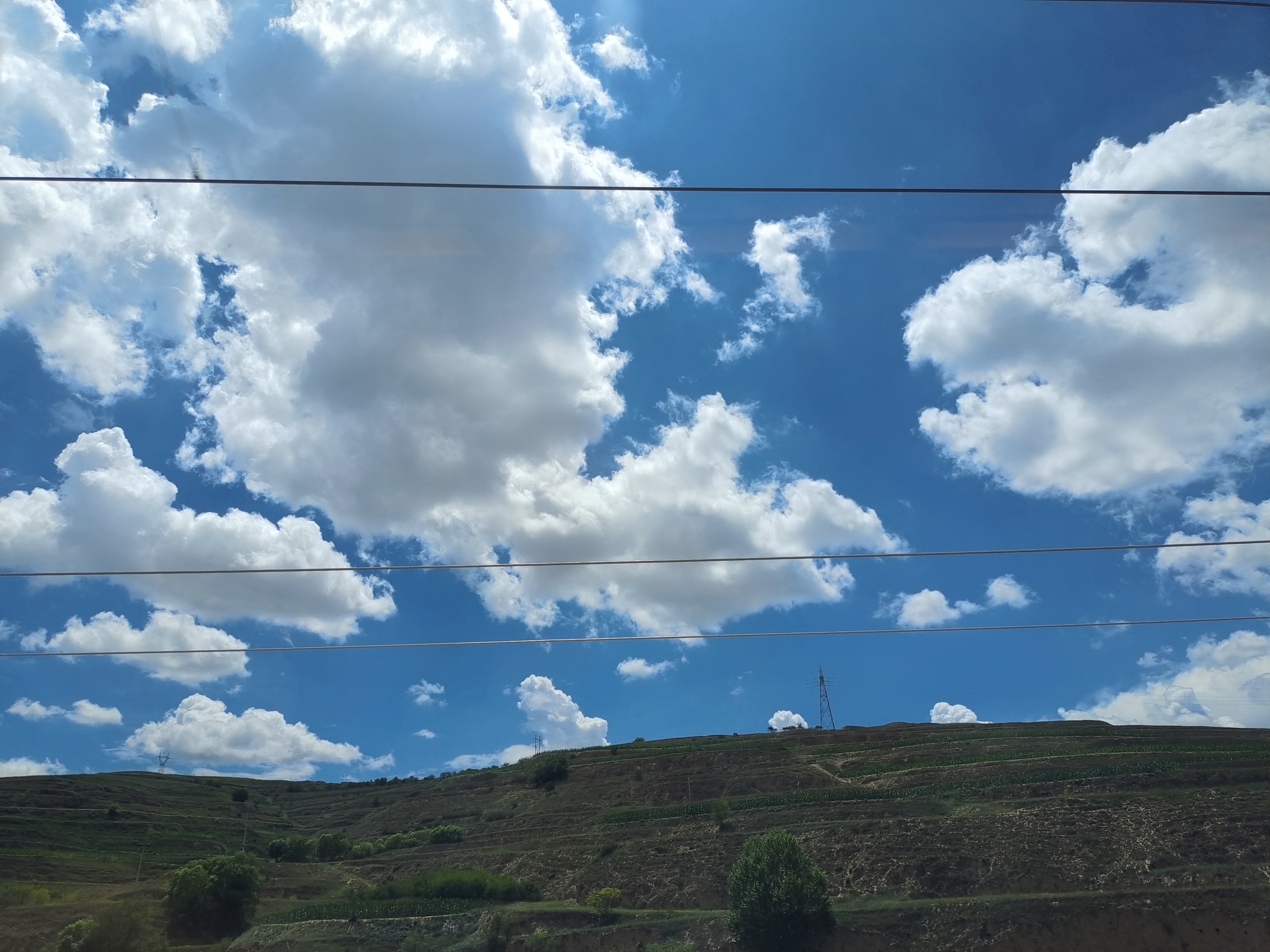 蓝天白云交相辉映,仿佛一幅无边无际的水墨画.