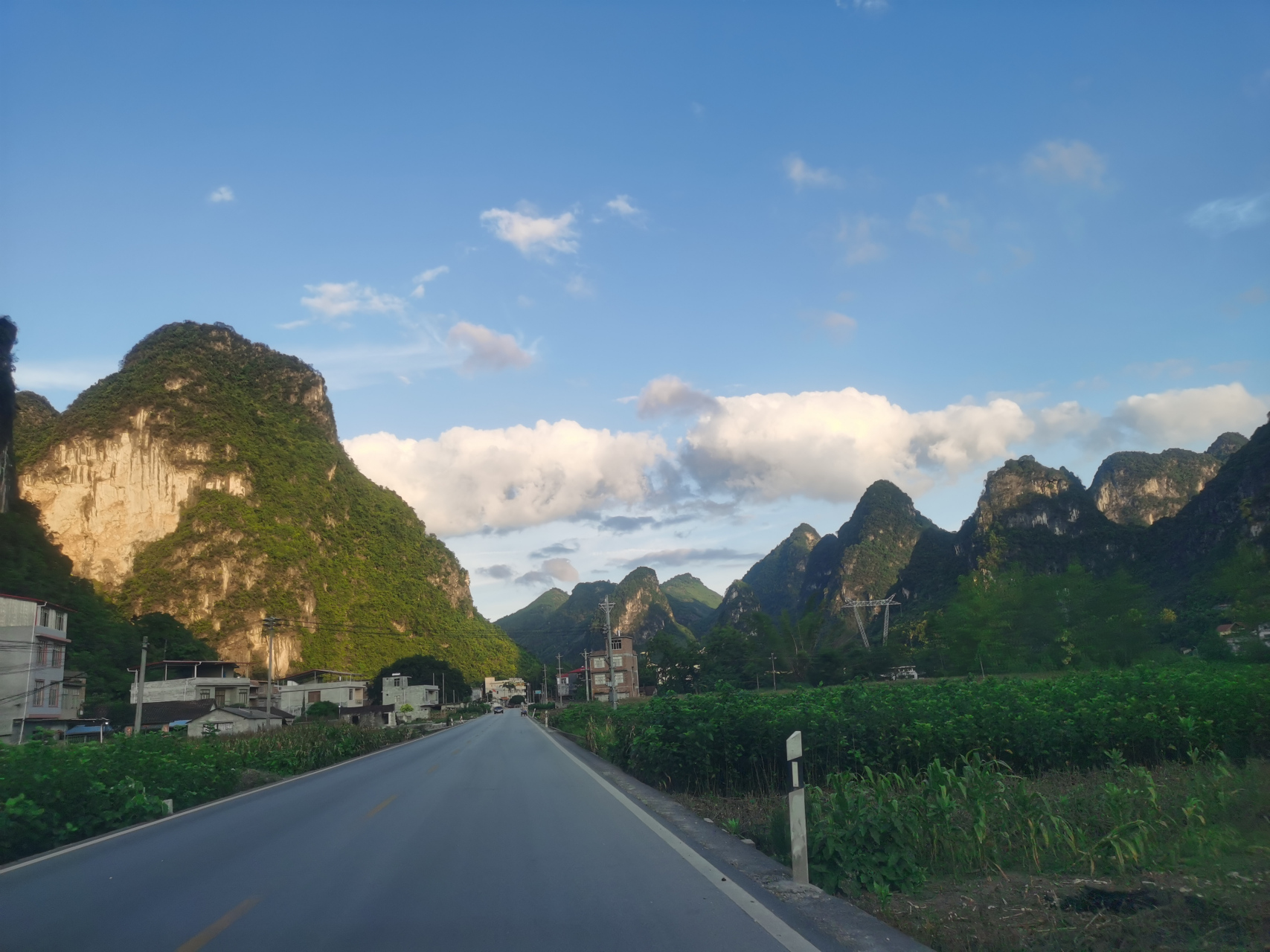 三山三影彩云追,村后山有三峰,有天它们在天空留下自己的影子,被周边