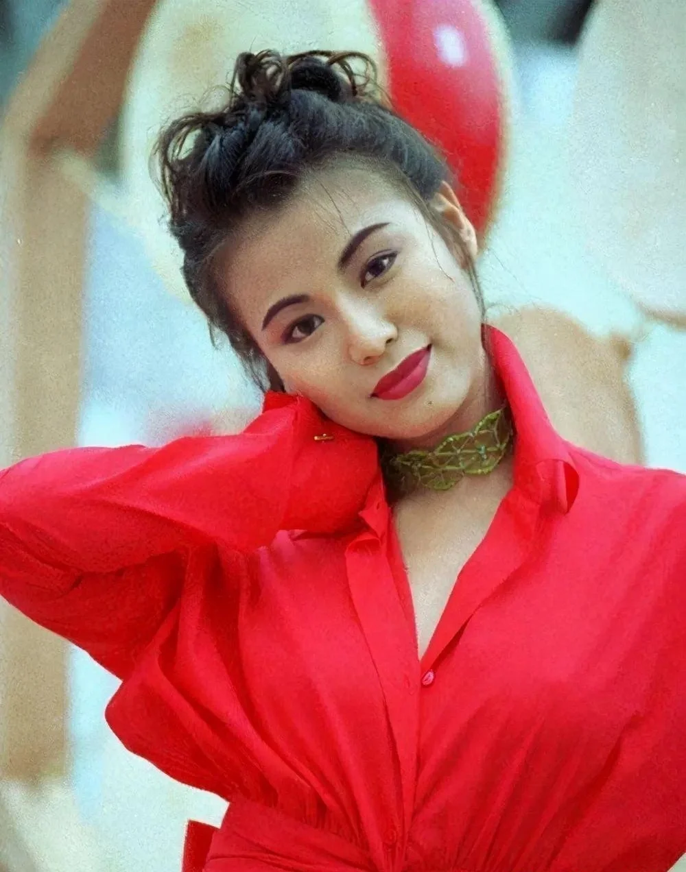 陈雅伦(ellen chan),1966年2月16日出生于中国香港,毕业于嘉诺撒圣佳