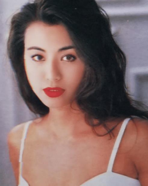 陈雅伦(ellen chan),1966年2月16日出生于中国香港,毕业于嘉诺撒圣佳