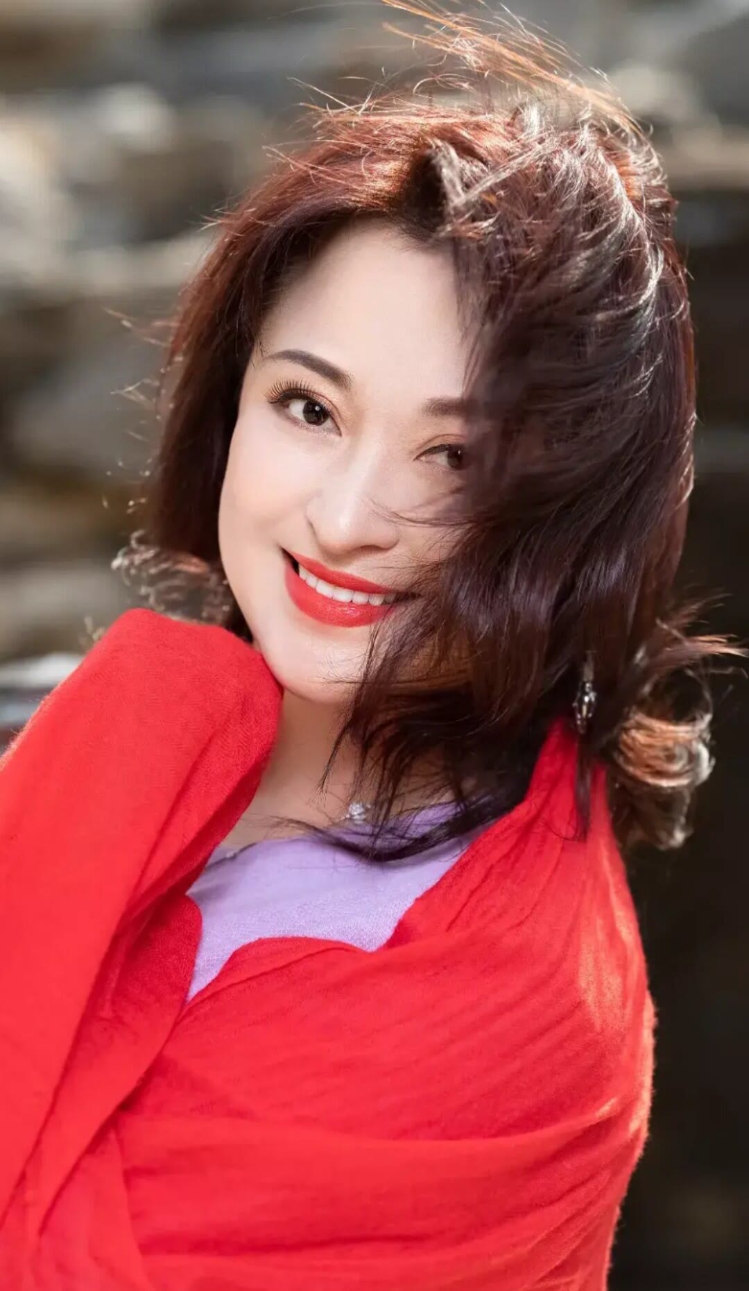 王璐瑶因参加台湾拍摄的金庸武侠剧《雪山飞狐》,在剧中饰演灵动可人