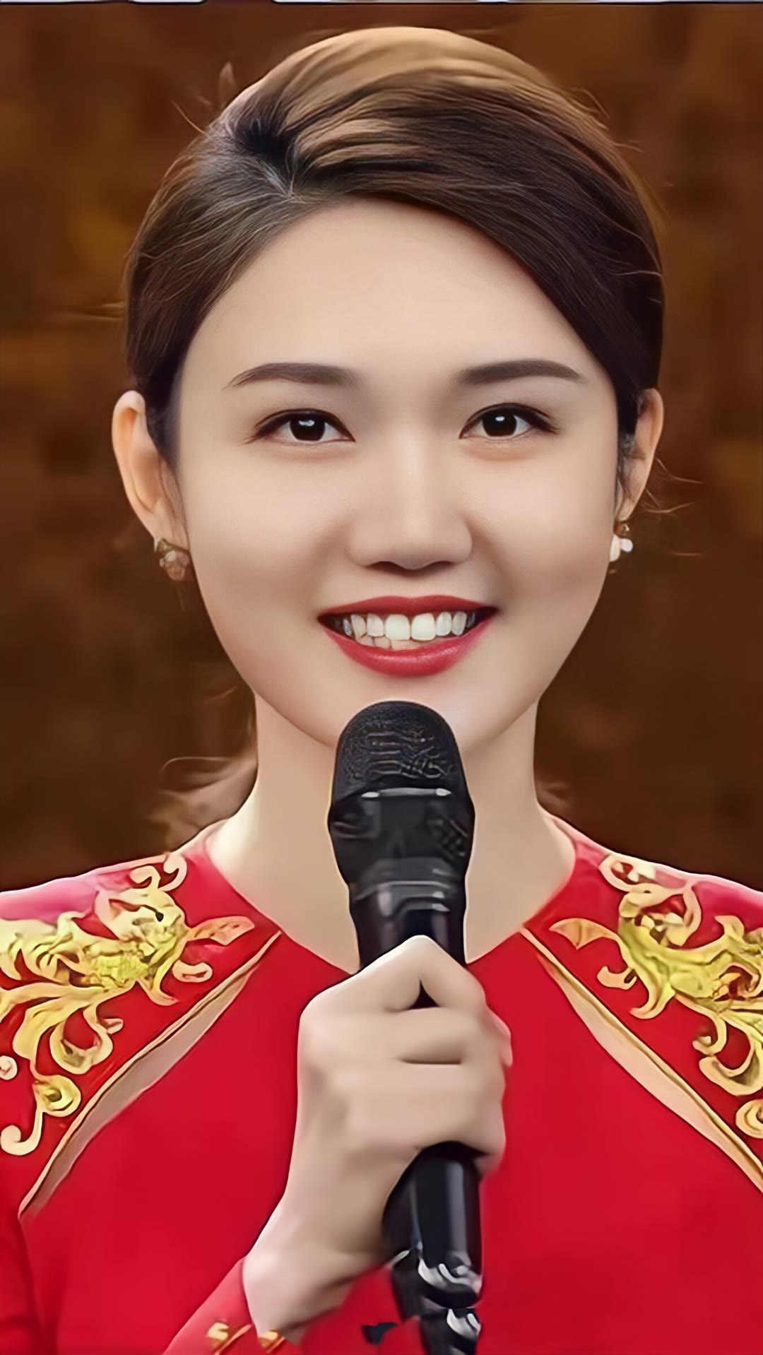 龙洋,1989年12月17日出生于中国湖南省郴州市,毕业于南京艺术学院