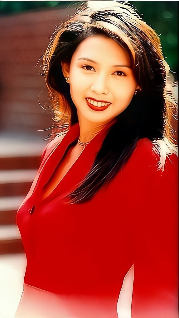 她于1954年11月3日出生在台湾高雄市