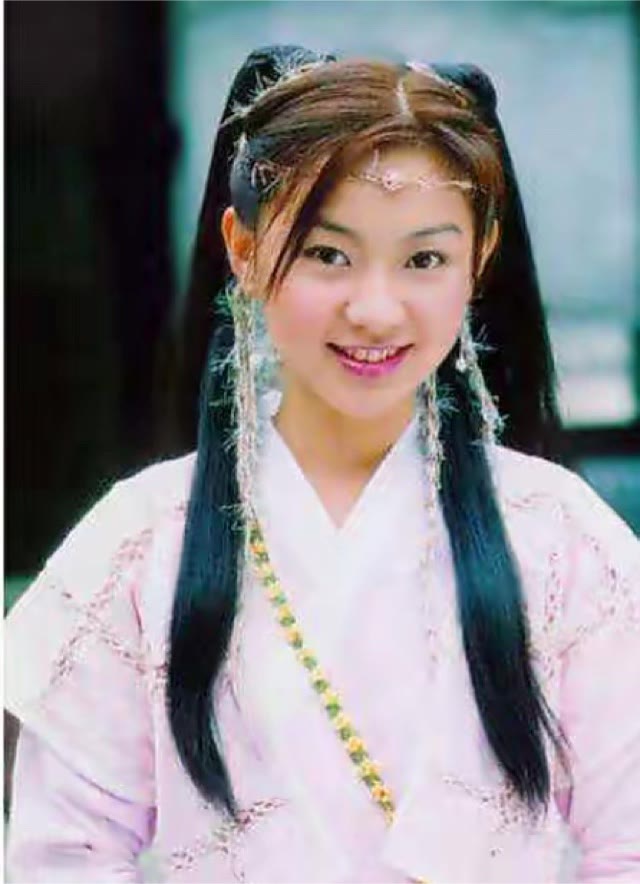 1977年6月30日出生于中国福建,后移民马来西亚,马来西亚籍华裔女演员