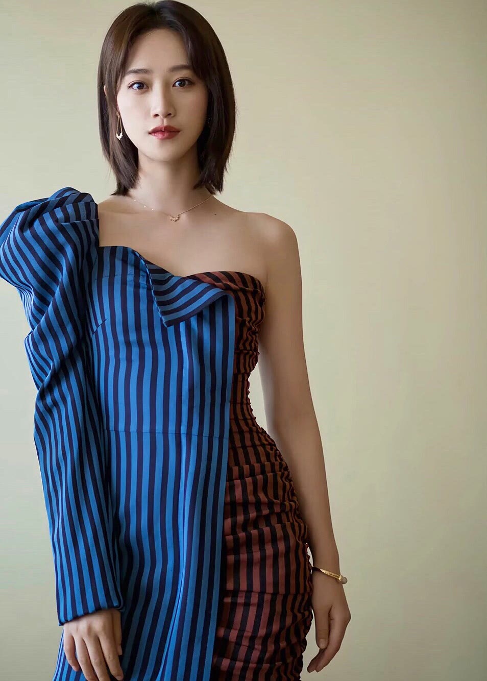 蓝盈莹,中国内地影视王牌,1990年4月16日出生于上海,2008年毕业于中央