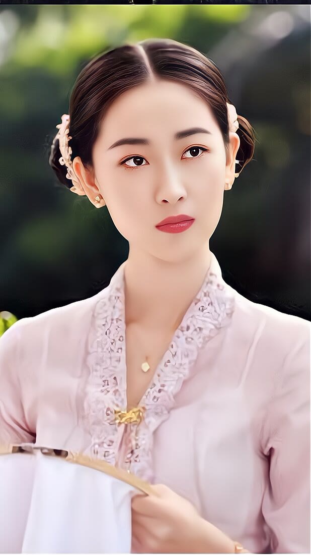 何雨虹,1996年5月2日出生于山东省青岛市,中国内地影视女演员,毕业于