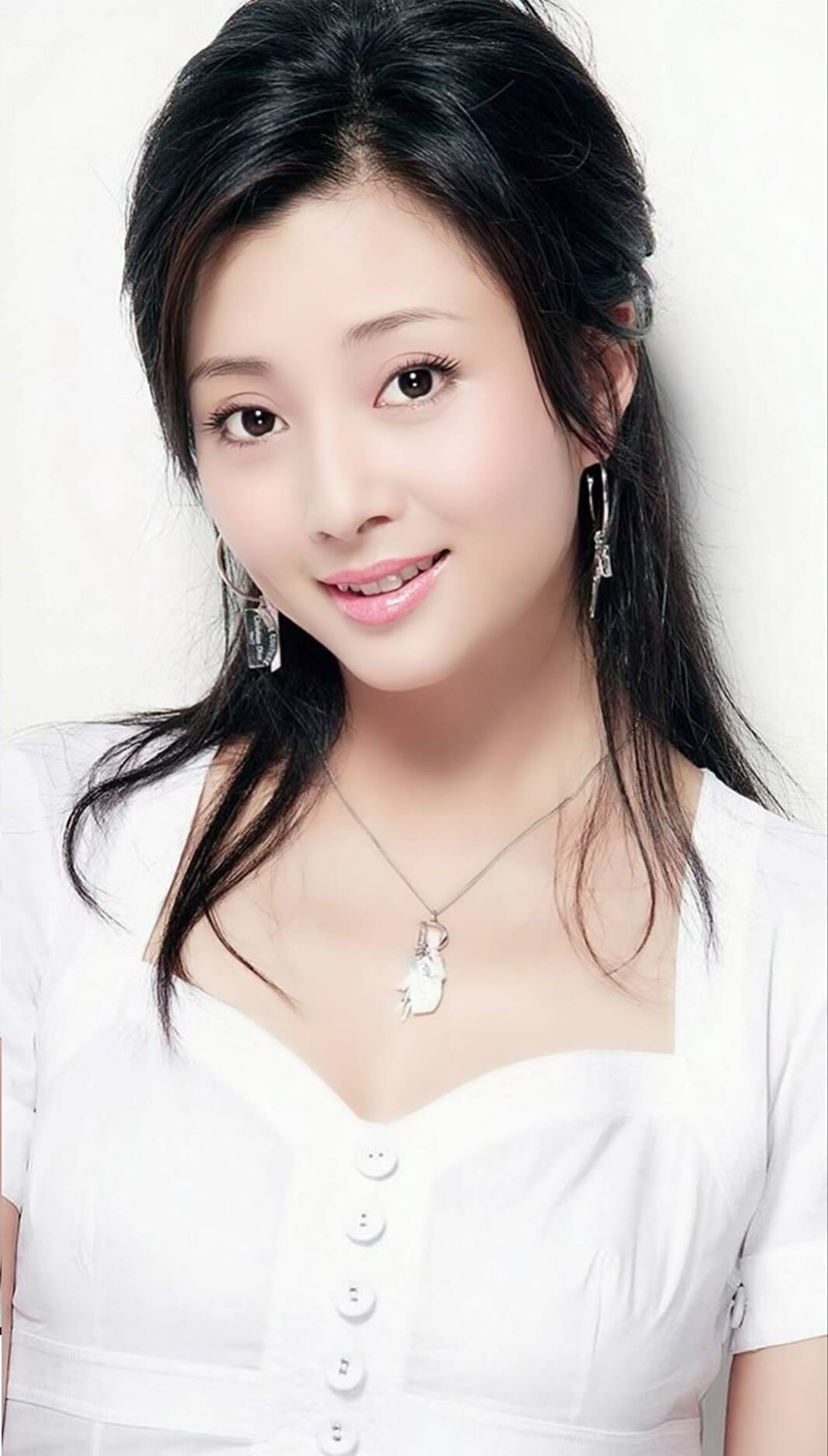 殷桃,人如其名,容貌出众,高贵优雅,笑容可人,有两个甜甜的酒窝,笑起来