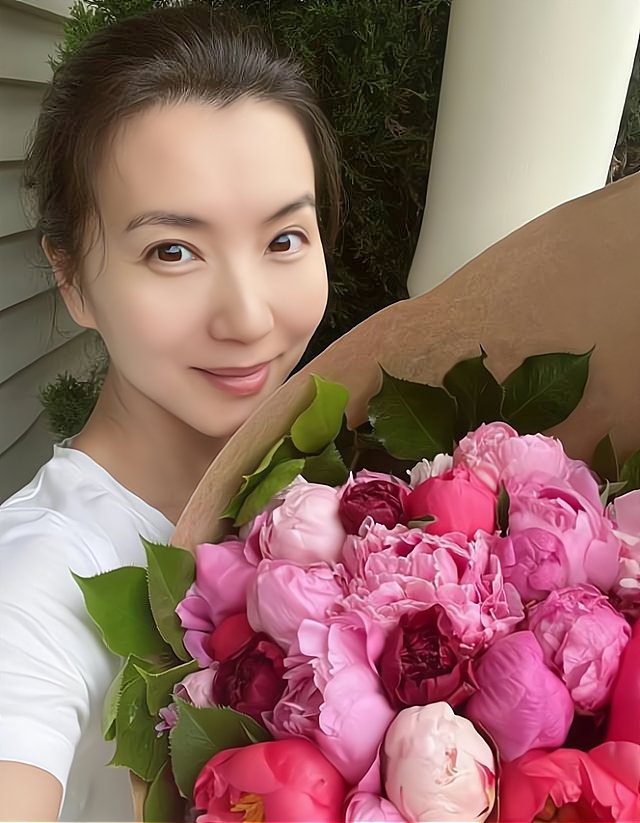可能美女都有共同性,神态真的有点像,但感觉陈好漂亮一点,阿朵是风情