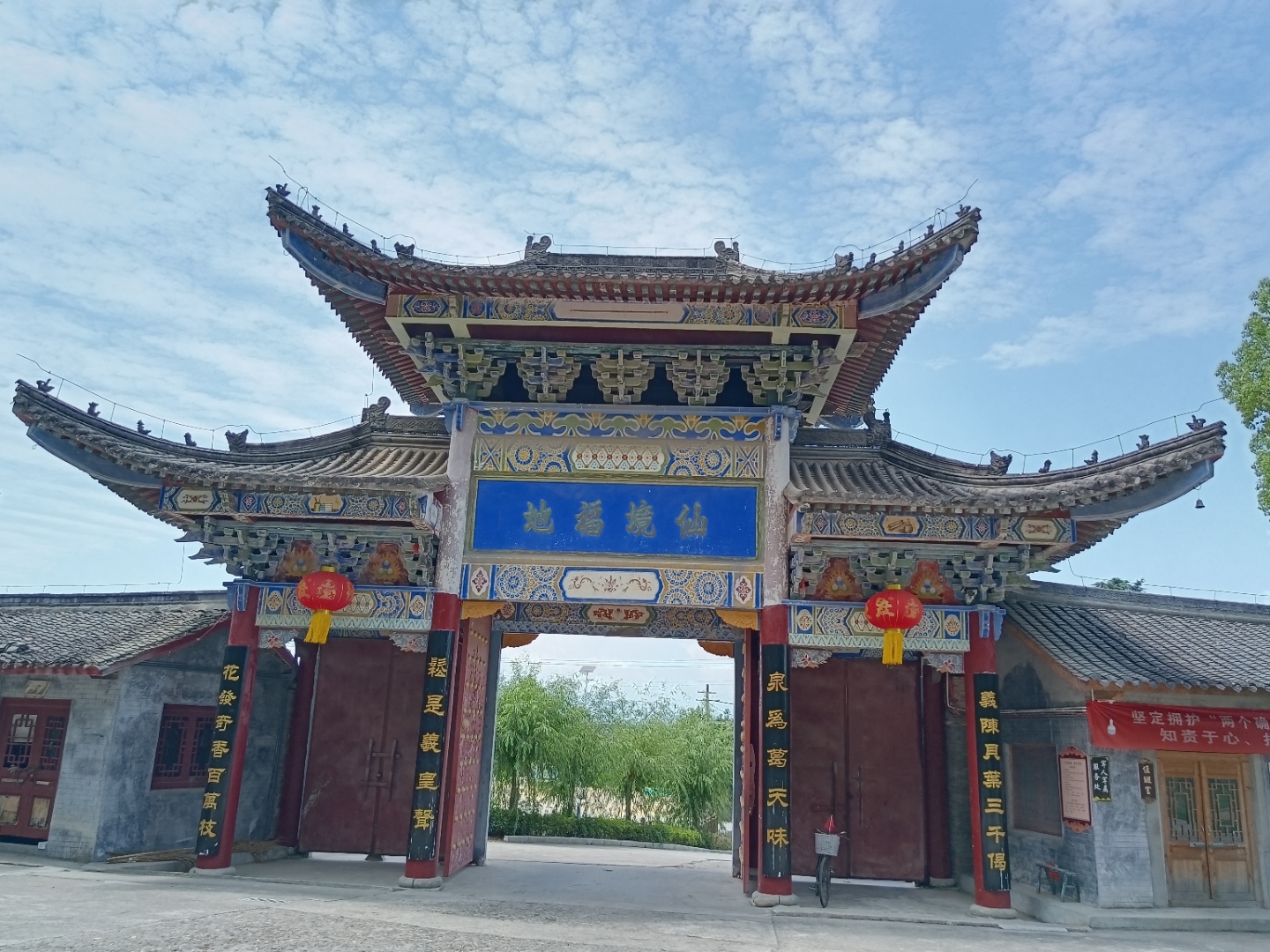 站在小南海公路上,抬眼蓝天白云,满目郁郁葱葱,体感