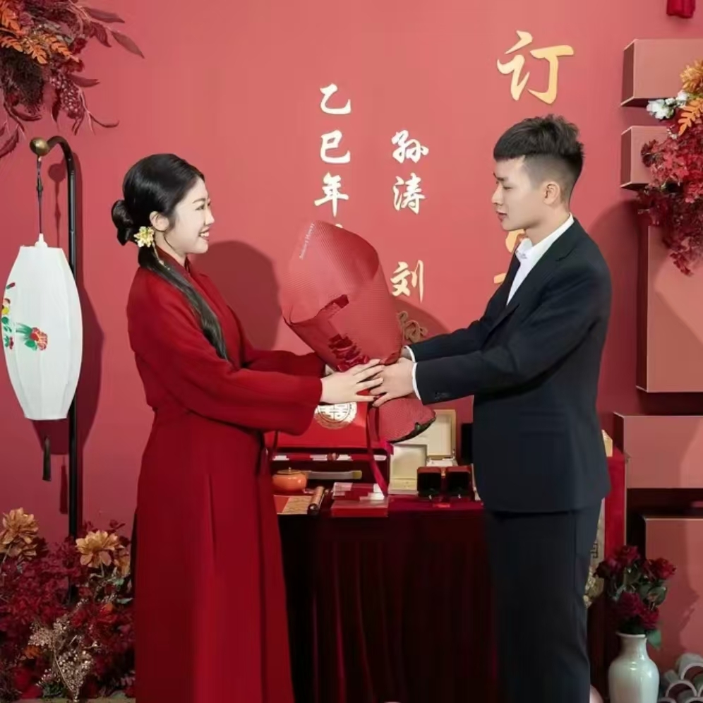 女儿捧着订婚请柬笑靥如花,我却在她衣柜深处翻出一份婚前协议