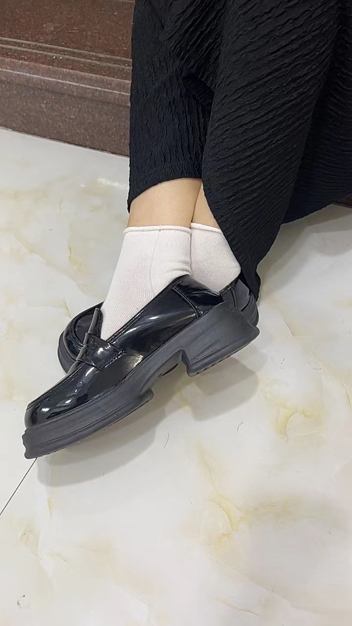 小皮鞋搭配小白袜