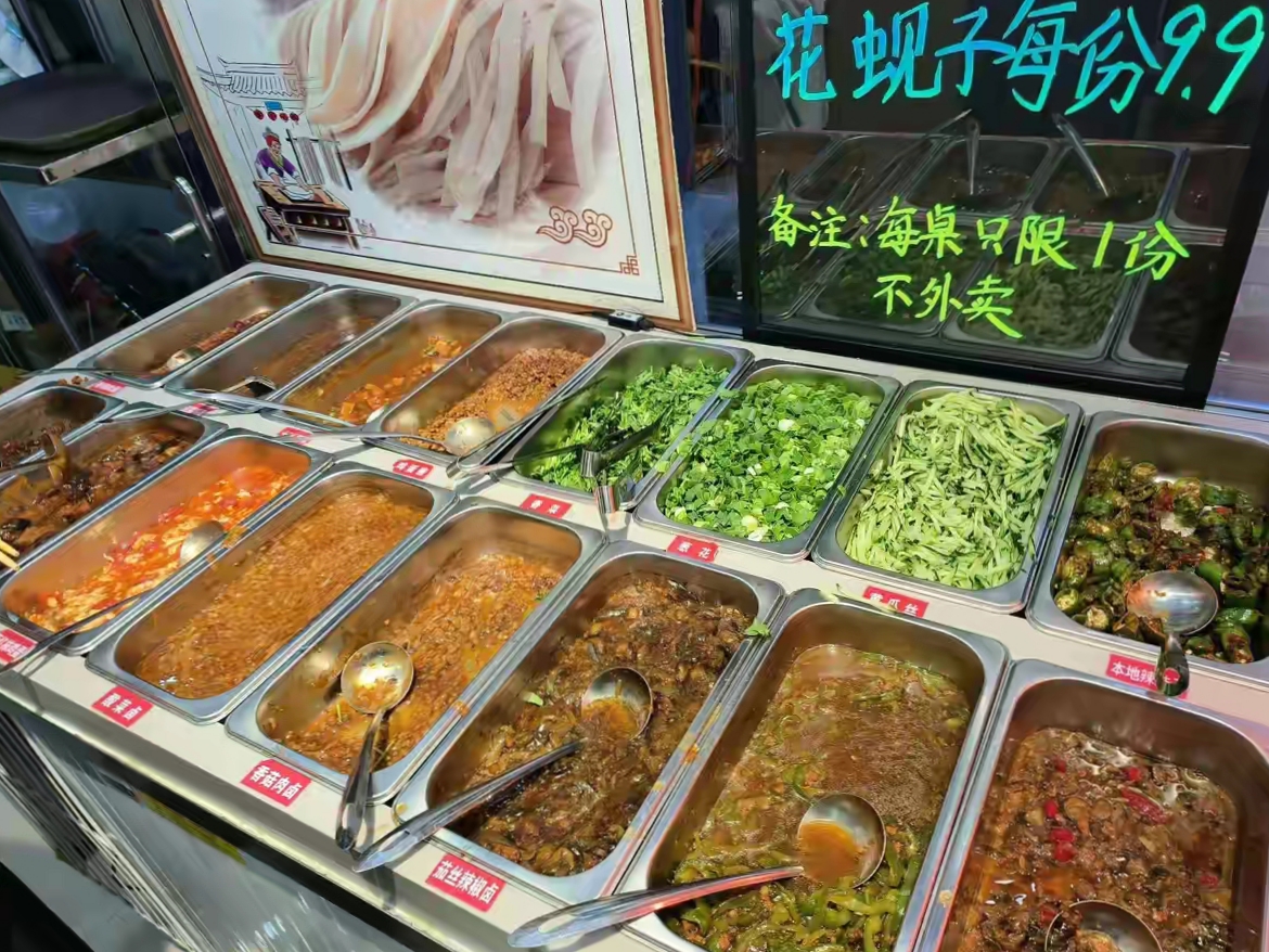 6 月在富裕县,10 元打卤面随便加面舀卤,种类多味道好,还有猪手小鱼