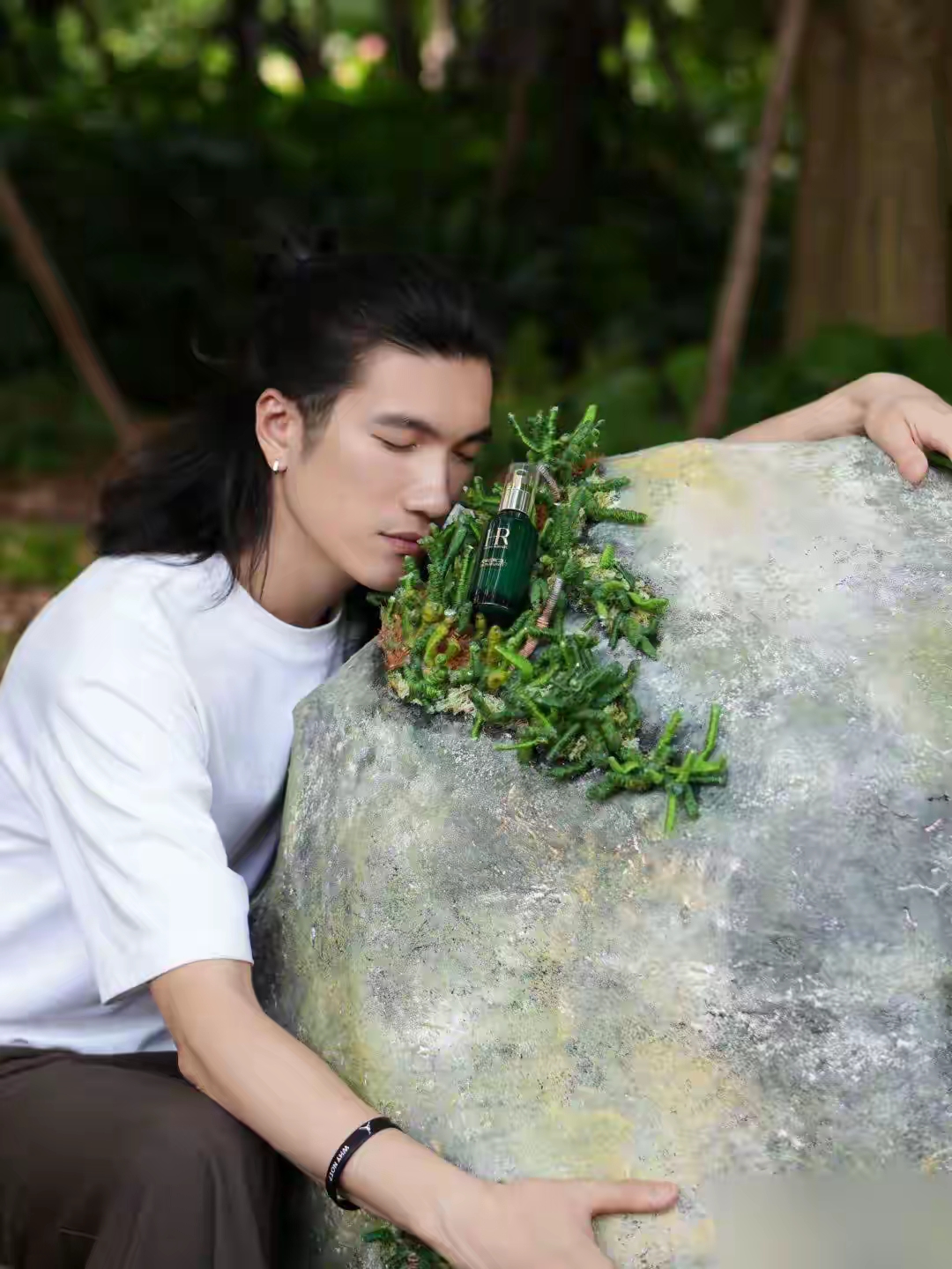 这次我把一块"大石头"背到上海街头,石头上是用纸