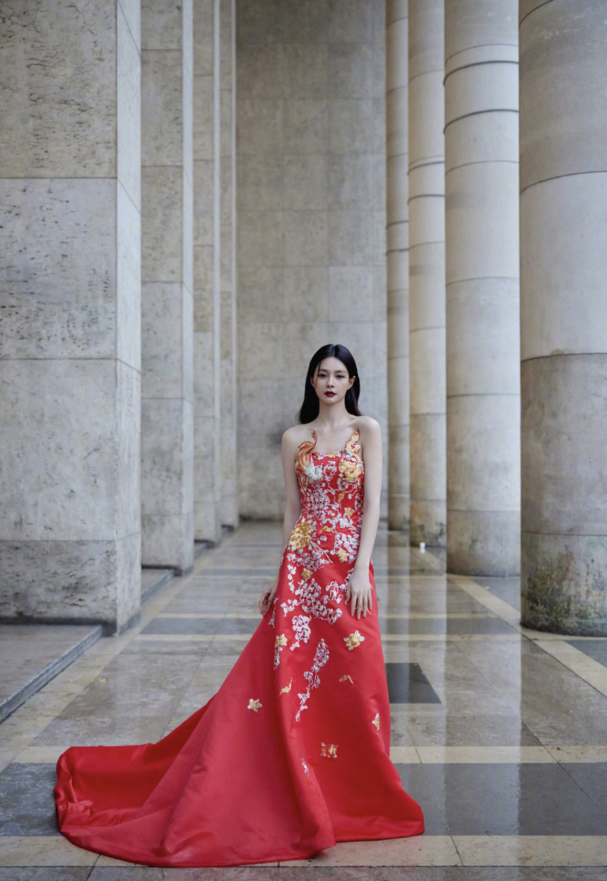 沈梦辰中式礼服巴黎t台走秀,衣服漂亮人也漂亮[亲吻]