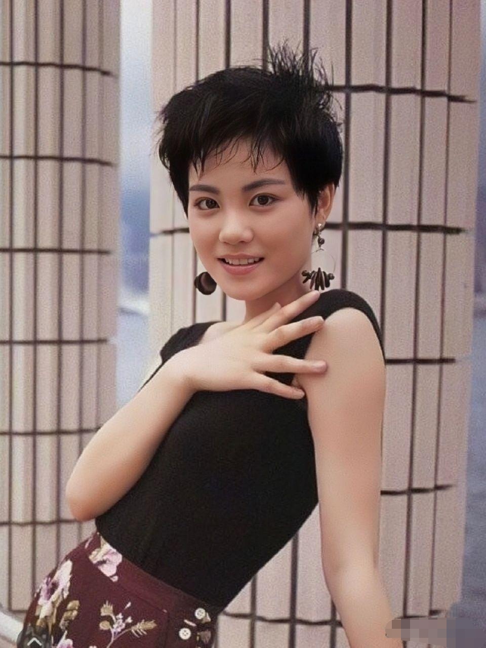 动态连更挑战# 八十年代流行的"叔叔阿姨"发型,不得不承认,王菲驾驭