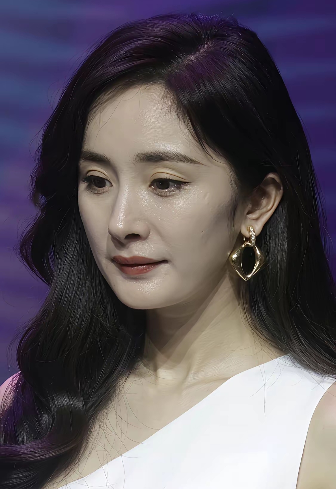 杨幂素颜看上去还不错,高清无滤镜状态下颜值也抗打!