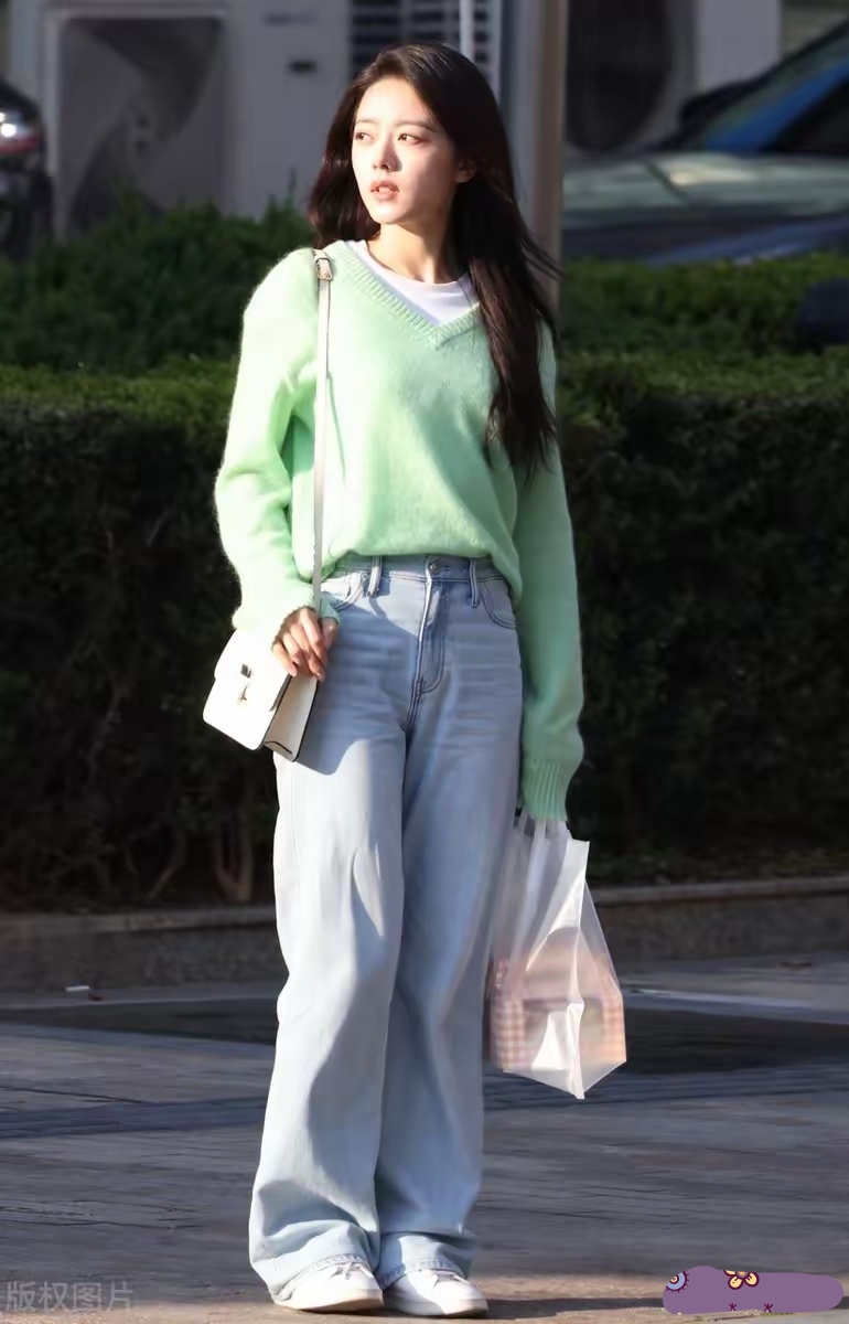 赵今麦真苗条,绿色羊毛衫的下摆束进牛仔裤腰线里面,清新时尚,显高显