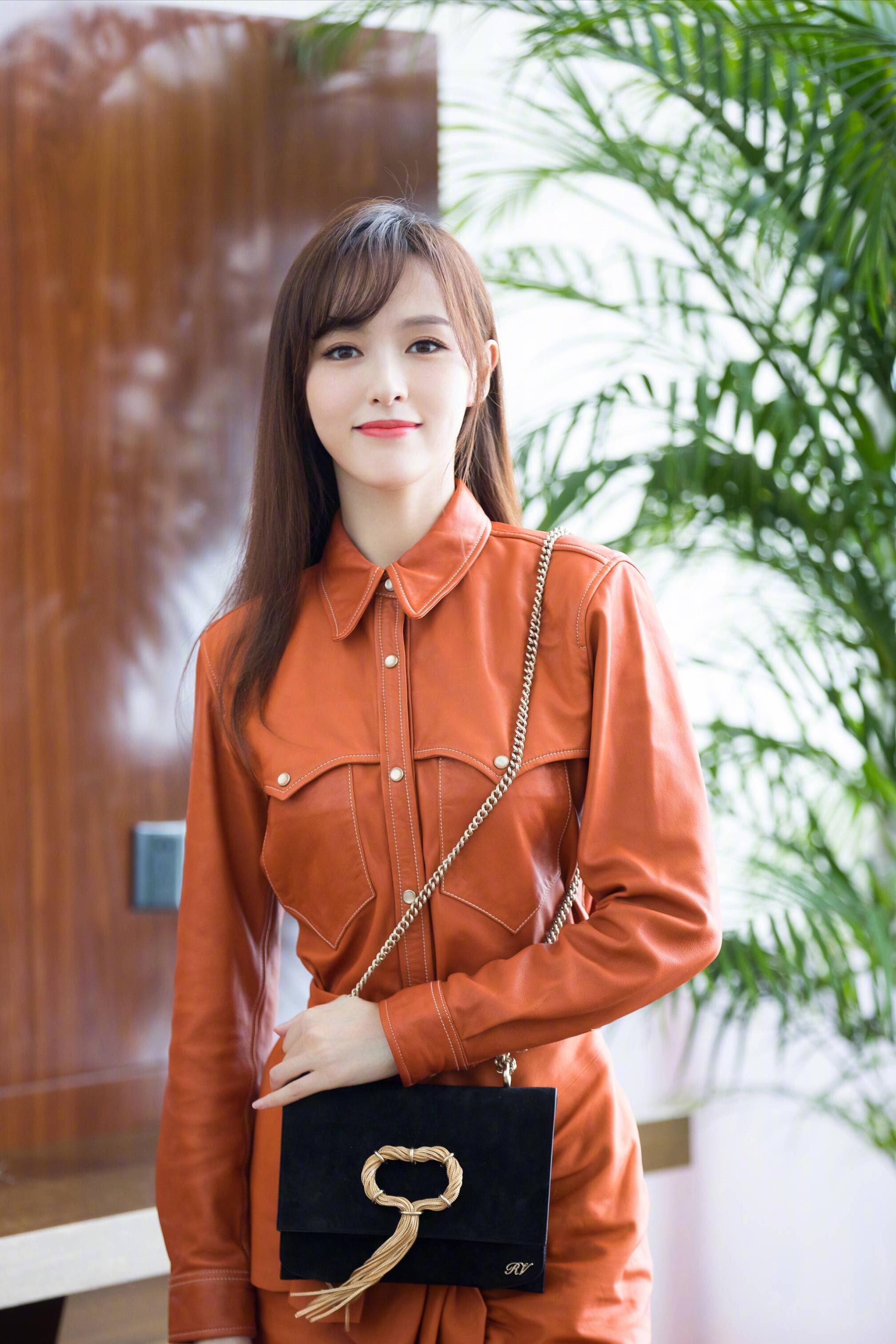 唐嫣的时髦感真是令人刮目相看,身着橘色衬衫,梳韩式空气刘海,肤白貌