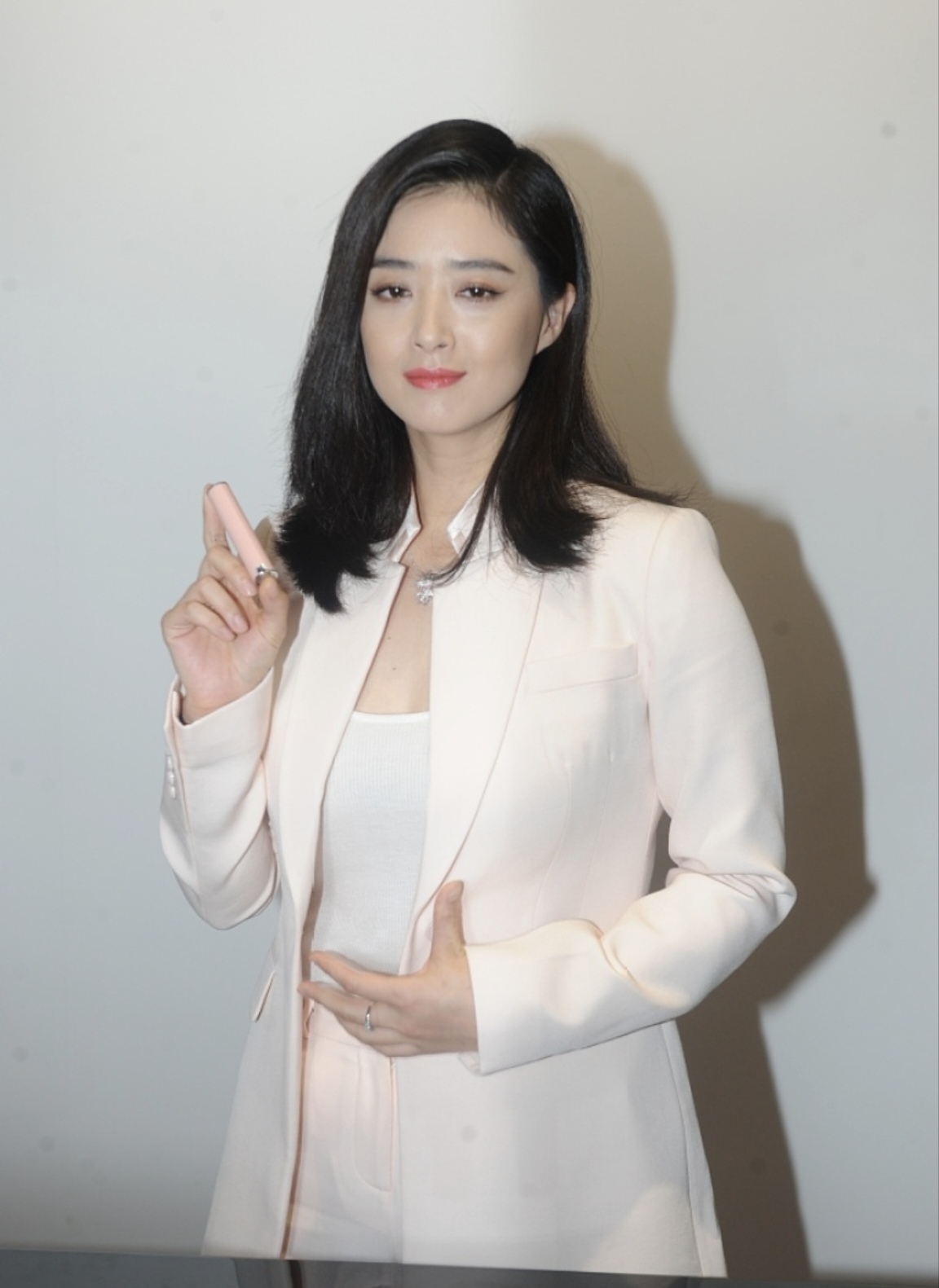 有网友偶遇蒋欣在北京杜莎夫人蜡像馆为其个人的蜡像揭幕,蒋欣对准汉