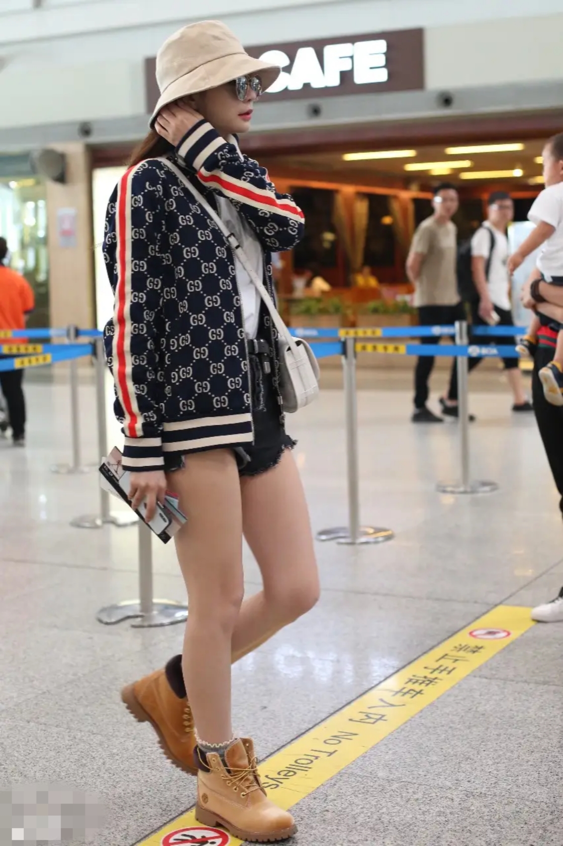 沈梦辰走机场穿这条短热裤真前卫,超短的款式加不对称毛边设计,真的很