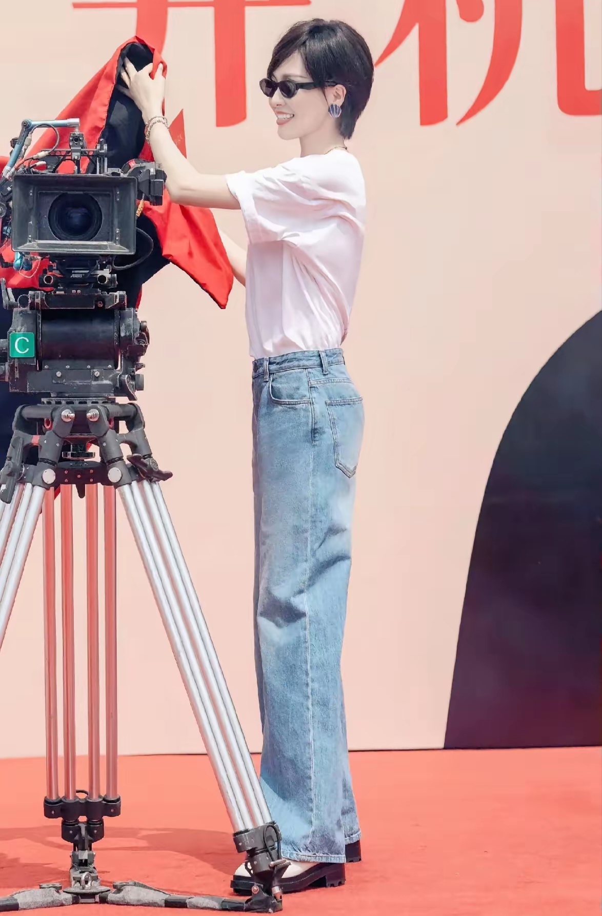 唐嫣新剪了短发,利落干练,穿着简单的白色t恤衫,搭配蓝色直筒牛仔裤