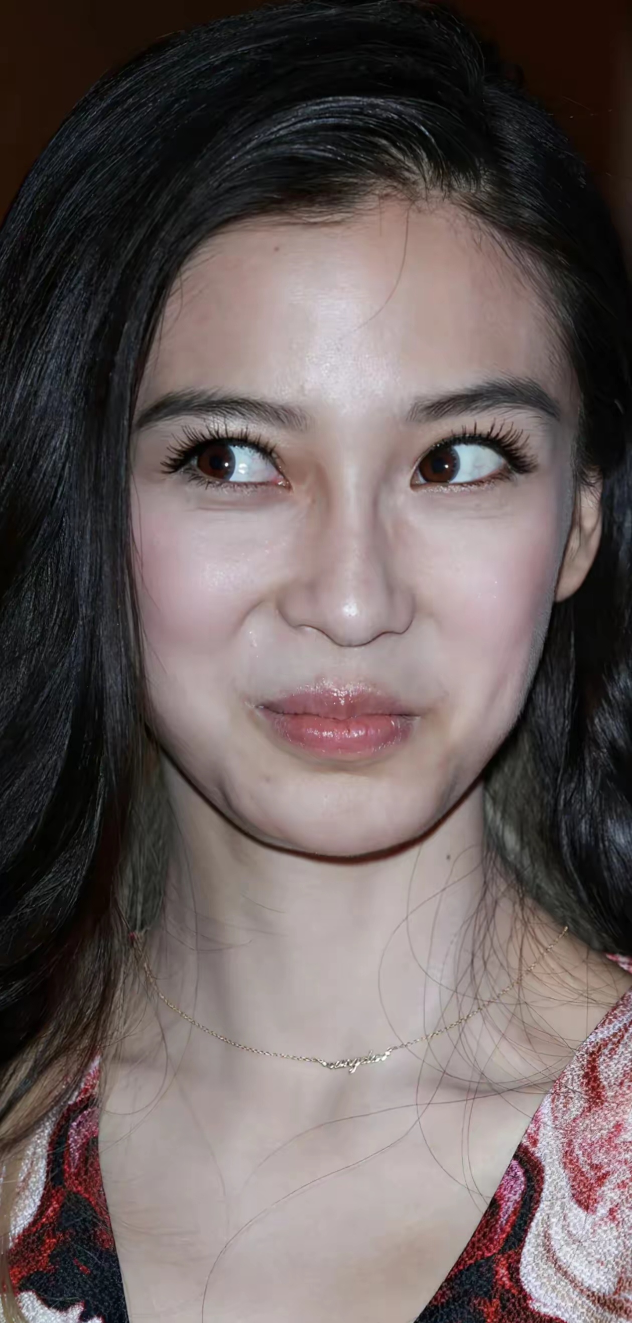 身着v领印花裙的杨颖,笑容甜美,秀发披肩,多巴胺甜妹造型,元气活泼的